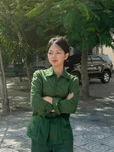 Natural Beauty in Uniform: The Captivating Military Training Photos of a Student from Nghe An - image 1