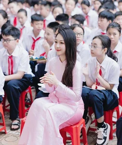 Elegant Vietnamese Teacher Goes Viral for Stunning Ao Dai Look During School Opening Season - image 0
