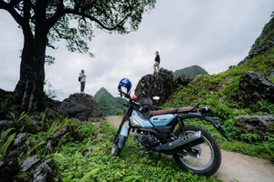 Summer Travel Boom: Ma Pi Leng Pass and Meo Vac Attract Crowds in Vietnam - image 9