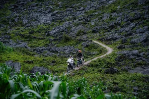 Summer Travel Boom: Ma Pi Leng Pass and Meo Vac Attract Crowds in Vietnam - image 2