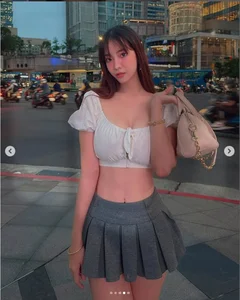 Viral Fried Chicken Street Vendor: How a Simple Apron and Style Captured the Internet's Attention - image 9