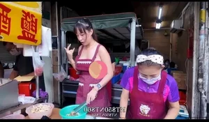 Viral Fried Chicken Street Vendor: How a Simple Apron and Style Captured the Internet's Attention - image 8