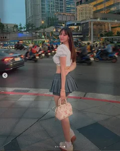 Viral Fried Chicken Street Vendor: How a Simple Apron and Style Captured the Internet's Attention - image 5
