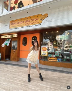 Viral Fried Chicken Street Vendor: How a Simple Apron and Style Captured the Internet's Attention - image 0
