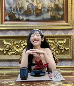 Redefining the Classroom: How a Viral English Teacher is Combining Style with Unique Education Methods - image 2