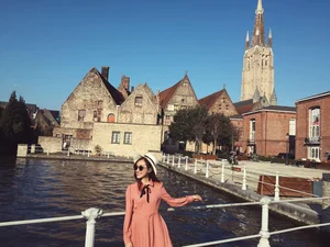 Redefining the Classroom: How a Viral English Teacher is Combining Style with Unique Education Methods - image 3