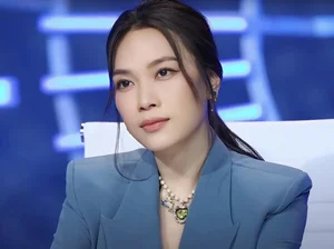 My Tam and Hoa Minzy’s Raw Camera Photos Reveal Incredible Age-Defying Beauty - image 9