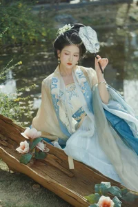 YiTuYu Art Language Vol.4219: A Visual Study of Elegance Featuring Qi Qi - image 1