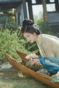YiTuYu Art Language Vol.4219: A Visual Study of Elegance Featuring Qi Qi - image 22