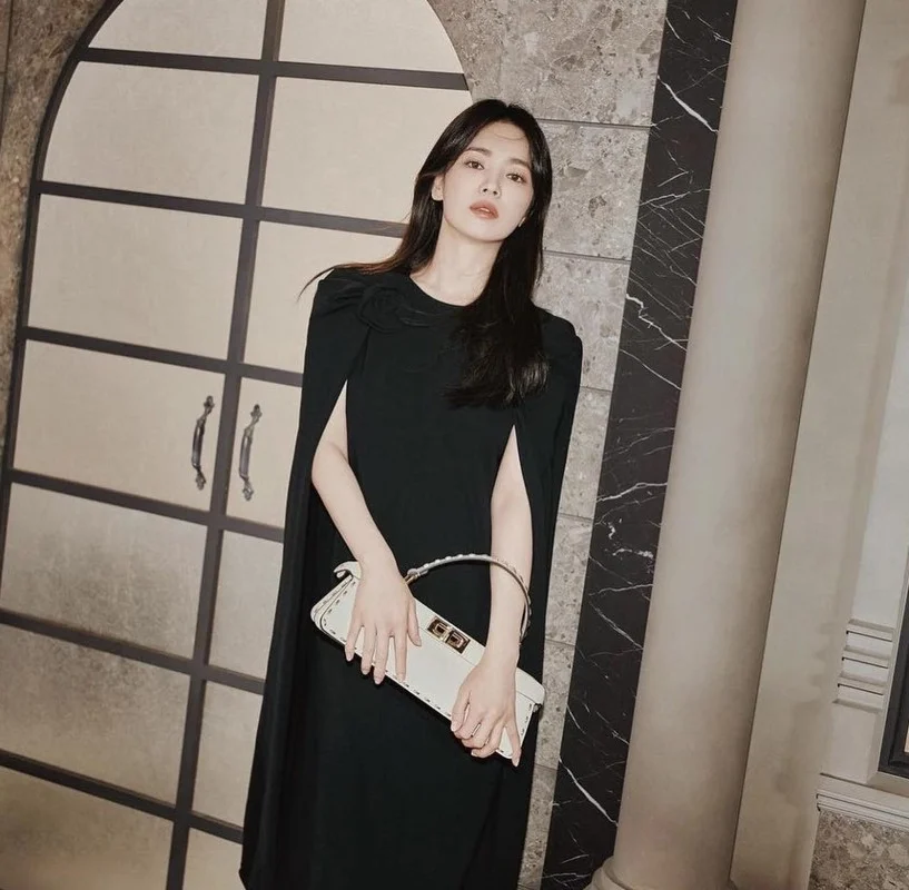 Iconic Korean Beauty - The Unbeatable Grace of a 43-Year-Old Star