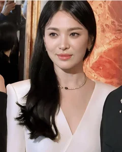 Iconic Korean Beauty - The Unbeatable Grace of a 43-Year-Old Star - image 1