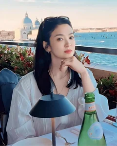 Iconic Korean Beauty - The Unbeatable Grace of a 43-Year-Old Star - image 5