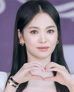 Iconic Korean Beauty - The Unbeatable Grace of a 43-Year-Old Star - image 7
