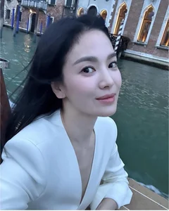 Iconic Korean Beauty - The Unbeatable Grace of a 43-Year-Old Star - image 8