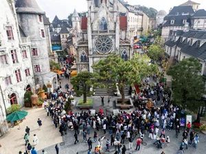 Experience the Magic of Ba Na Hills: Thousands Flock to Da Nang’s Iconic Mountain Resort - image 6