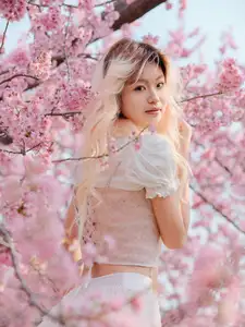 YiTuYu Art Language Vol.8665: Ten Ten's Radiant Beauty Amidst Cherry Blossoms - Captivating Spring Portrait - image 2