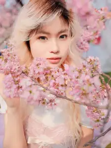 YiTuYu Art Language Vol.8665: Ten Ten's Radiant Beauty Amidst Cherry Blossoms - Captivating Spring Portrait - image 9