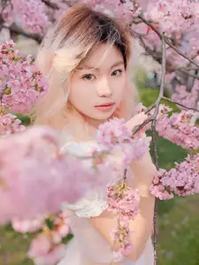 YiTuYu Art Language Vol.8665: Ten Ten's Radiant Beauty Amidst Cherry Blossoms - Captivating Spring Portrait - image 6