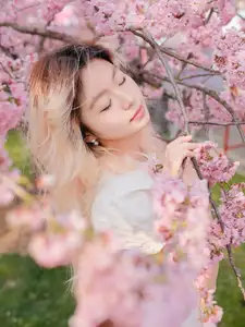 YiTuYu Art Language Vol.8665: Ten Ten's Radiant Beauty Amidst Cherry Blossoms - Captivating Spring Portrait - image 5