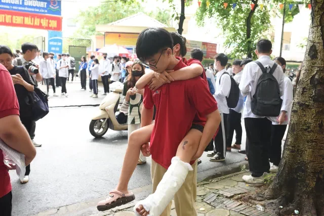 Heartwarming Moments of Solidarity During Hanoi's National High School Literature Exams