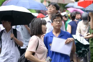 Heartwarming Moments of Solidarity During Hanoi's National High School Literature Exams - image 6