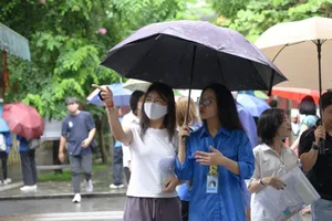 Heartwarming Moments of Solidarity During Hanoi's National High School Literature Exams - image 3