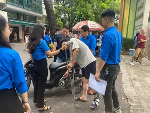 Heartwarming Moments of Solidarity During Hanoi's National High School Literature Exams - image 7