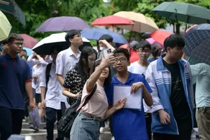 Heartwarming Moments of Solidarity During Hanoi's National High School Literature Exams - image 1