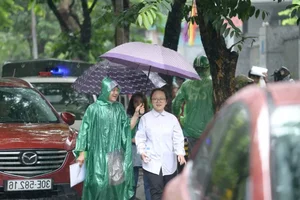 Heartwarming Moments of Solidarity During Hanoi's National High School Literature Exams - image 10