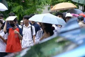 Heartwarming Moments of Solidarity During Hanoi's National High School Literature Exams - image 15