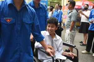 Heartwarming Moments of Solidarity During Hanoi's National High School Literature Exams - image 13