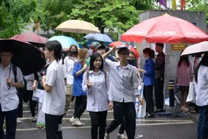 Heartwarming Moments of Solidarity During Hanoi's National High School Literature Exams - image 9