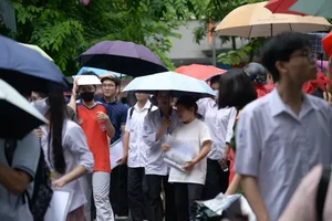 Heartwarming Moments of Solidarity During Hanoi's National High School Literature Exams - image 8