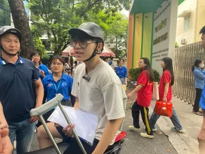 Heartwarming Moments of Solidarity During Hanoi's National High School Literature Exams - image 14