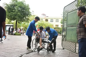 Heartwarming Moments of Solidarity During Hanoi's National High School Literature Exams - image 2