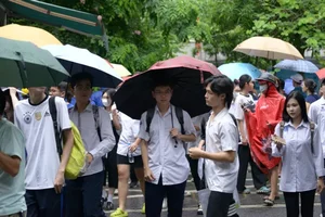 Heartwarming Moments of Solidarity During Hanoi's National High School Literature Exams - image 5