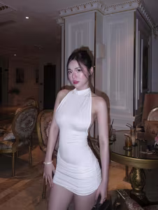 Thuy Vy: Alluring Figure & Confident Vibe Captivate Social Media - image 0
