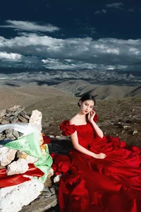 YiTuYu Art Language Vol.4896: Capturing the Elegant Essence of Model Xia Xia in Artistic Photography - image 2