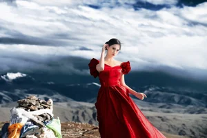 YiTuYu Art Language Vol.4896: Capturing the Elegant Essence of Model Xia Xia in Artistic Photography - image 14