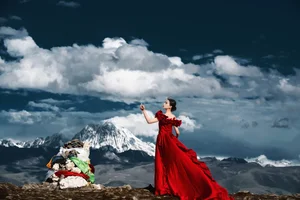YiTuYu Art Language Vol.4896: Capturing the Elegant Essence of Model Xia Xia in Artistic Photography - image 6