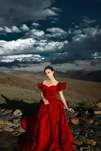 YiTuYu Art Language Vol.4896: Capturing the Elegant Essence of Model Xia Xia in Artistic Photography - image 3
