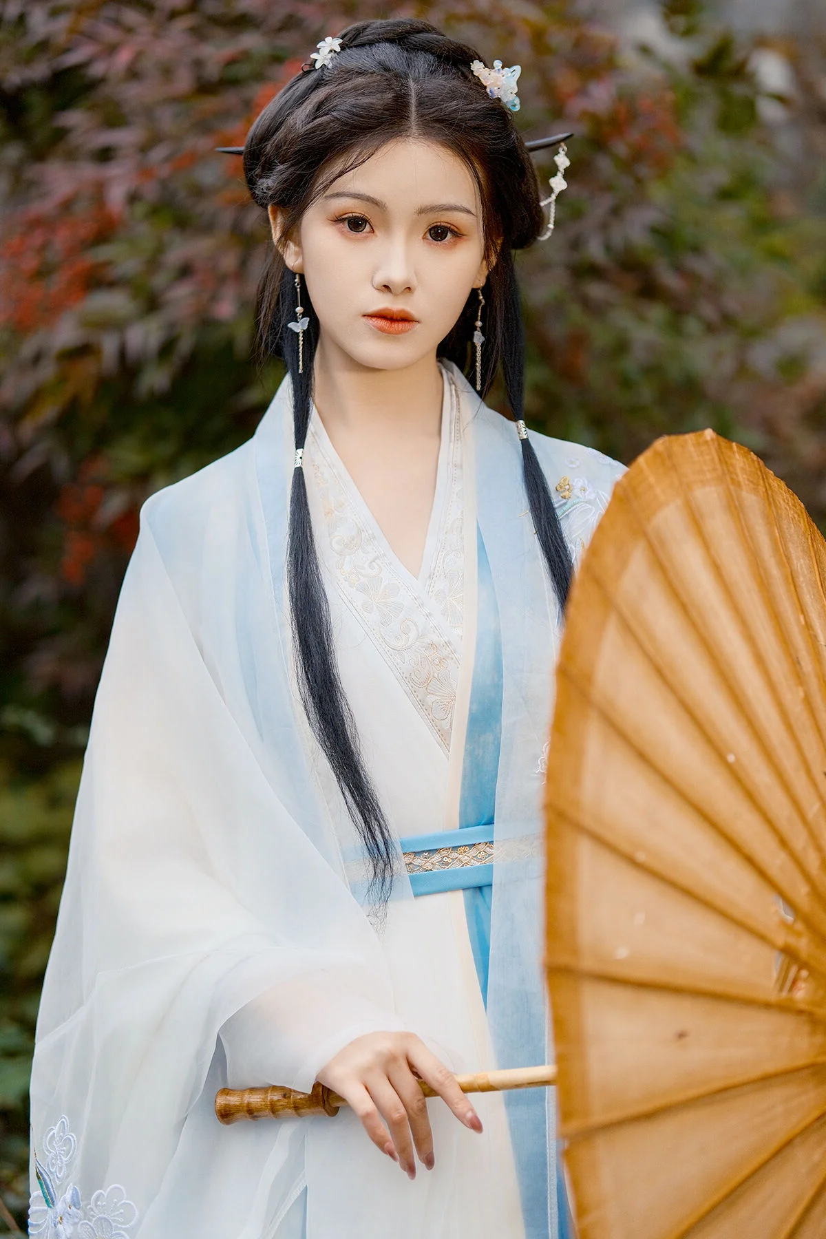 Elegant Portraiture: YiTuYu Art Language Vol.8083 Featuring Yue Li in Minimalist White