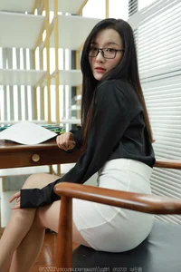 Elegant IESS Wanping Portrait Gallery - Chic Glasses and Sophisticated Fashion Trends - image 7