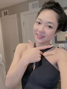 Singer Ha Thanh Xuan Embraces New Chapter with Radiant Look and Global Tour Following High-Profile Split - image 7