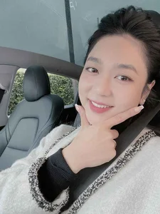 Singer Ha Thanh Xuan Embraces New Chapter with Radiant Look and Global Tour Following High-Profile Split - image 4