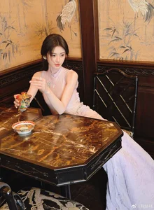 Classic Elegance and Poetic Grace in Lace - image 1