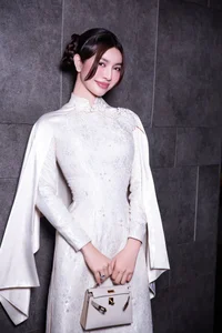 Exploring the Success and Glamorous Style of Beauty Queen Thien Huong - image 5