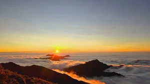 Conquering Ta Chi Nhu Summit: An Emotional Journey Above the Clouds - image 3