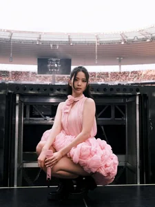 BLACKPINK Jisoo’s Iconic Pink Fashion: How the K-Pop Star Redefines Elegance in Every Shade - image 9