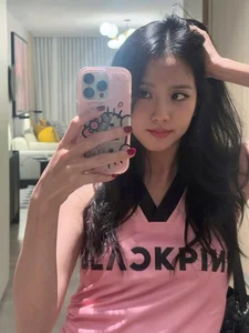 BLACKPINK Jisoo’s Iconic Pink Fashion: How the K-Pop Star Redefines Elegance in Every Shade - image 2